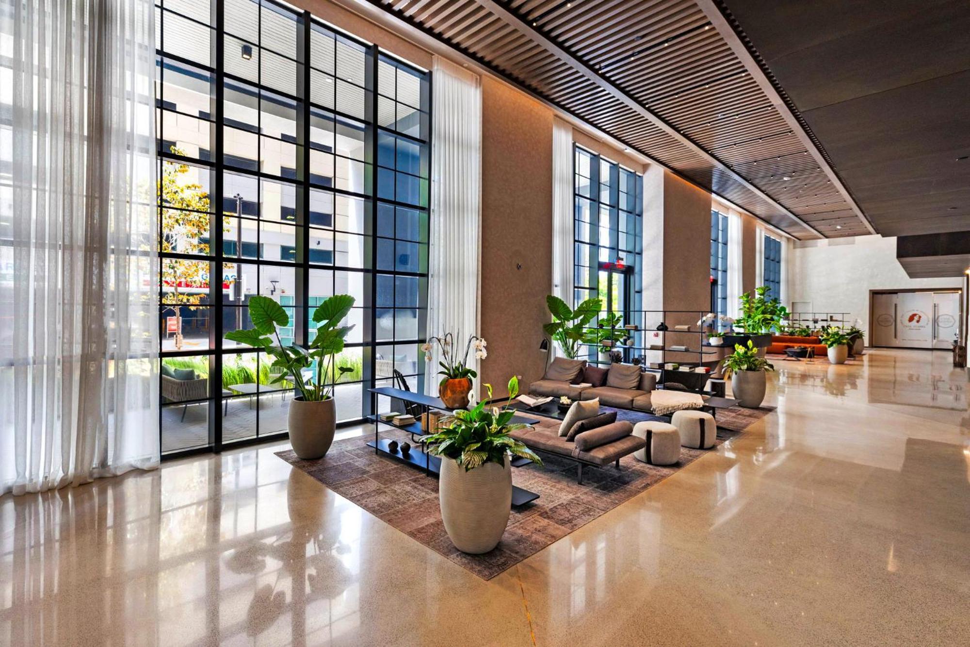 From 43th Floor A Luxury Awaits For You! *